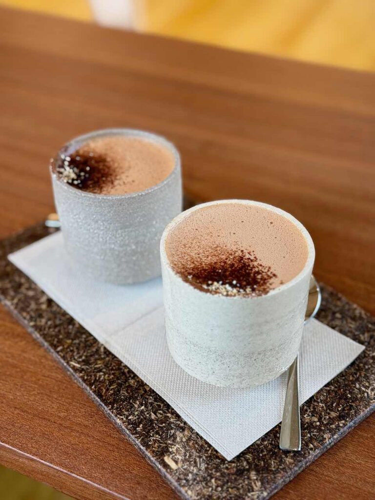 Deux tasses de chocolat chaud en terre