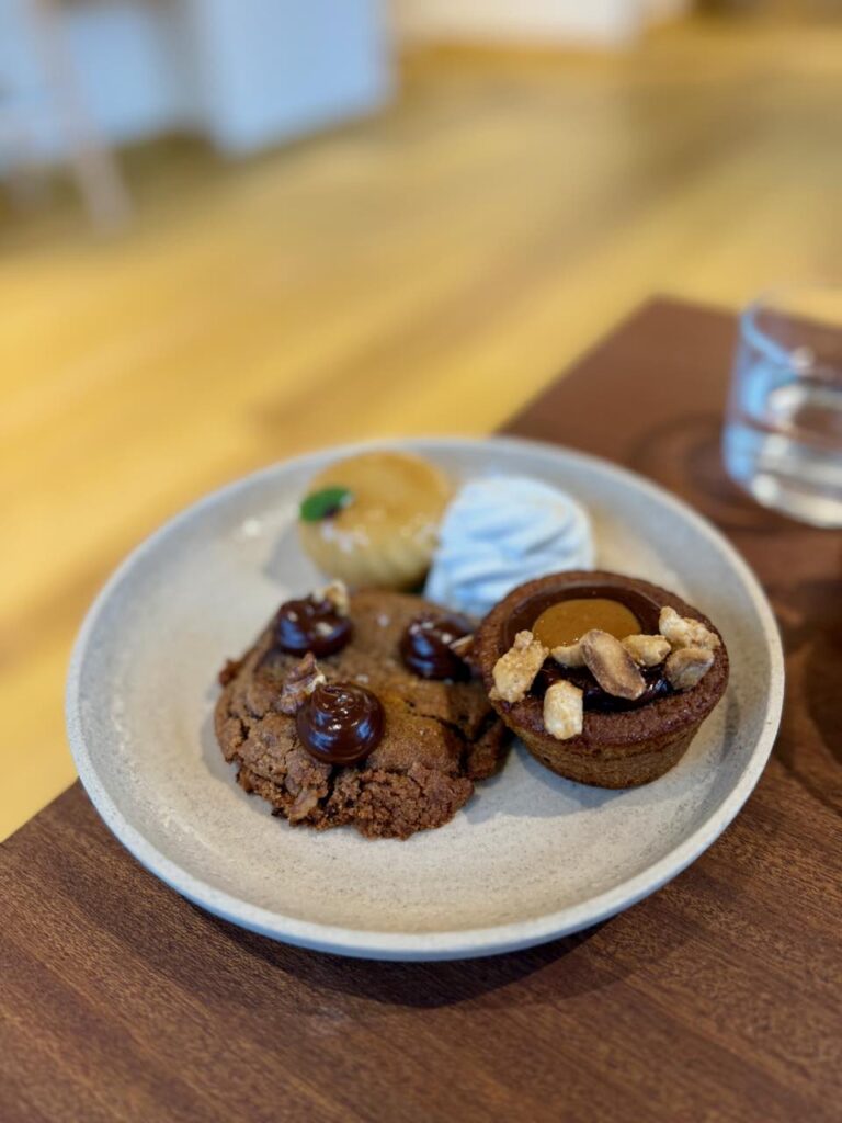 Cookie, gâteau à la cacahuète et baba dans une assiette en grès grise