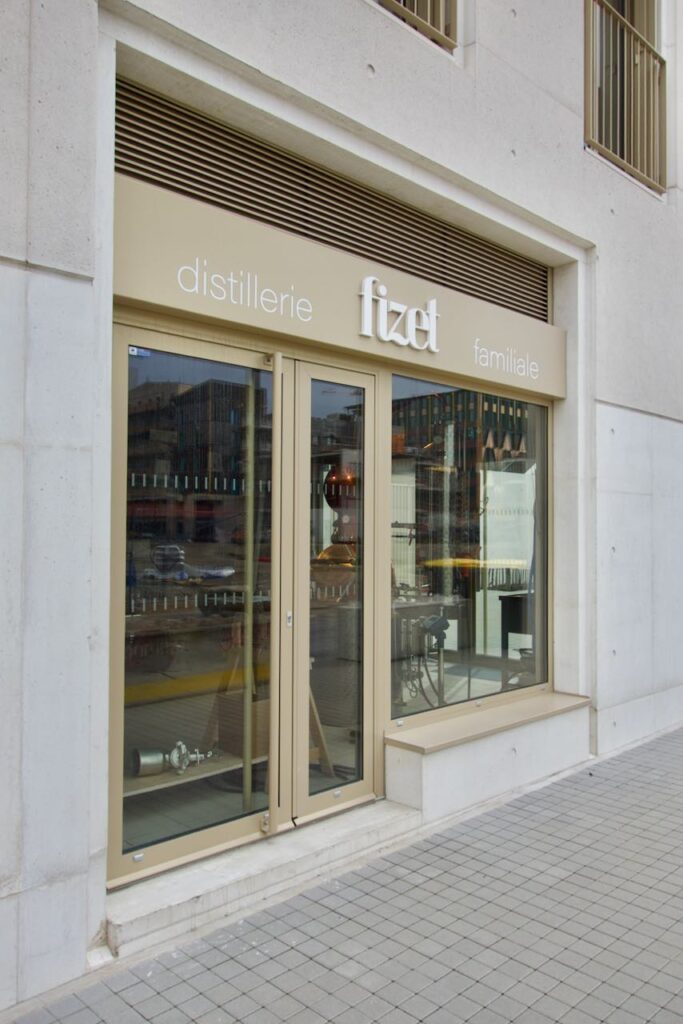Devanture de la distillerie Fizet