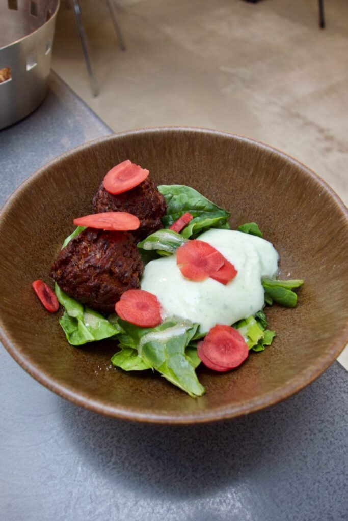 Falafel et sauce fromage blanc dans un bol marron