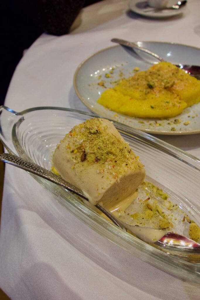 Glace à la pistache dans un plat allongé en verre