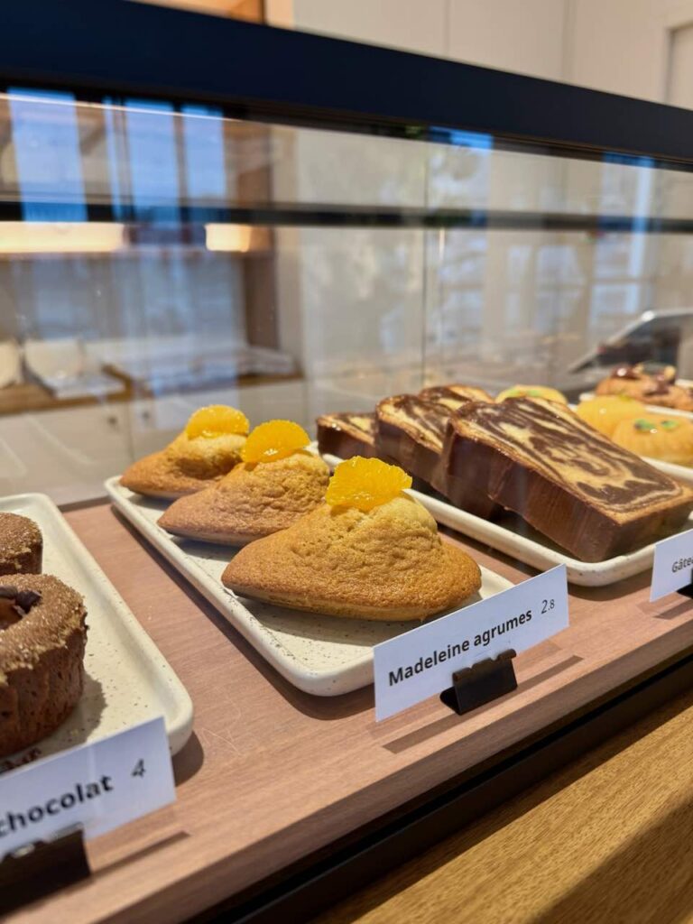 Madeleines aux agrumes dans une vitrine