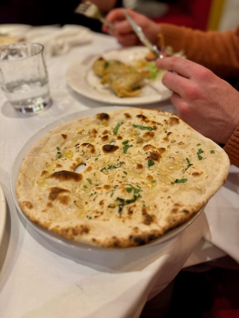Naan à l'ail dans une assiette blanche