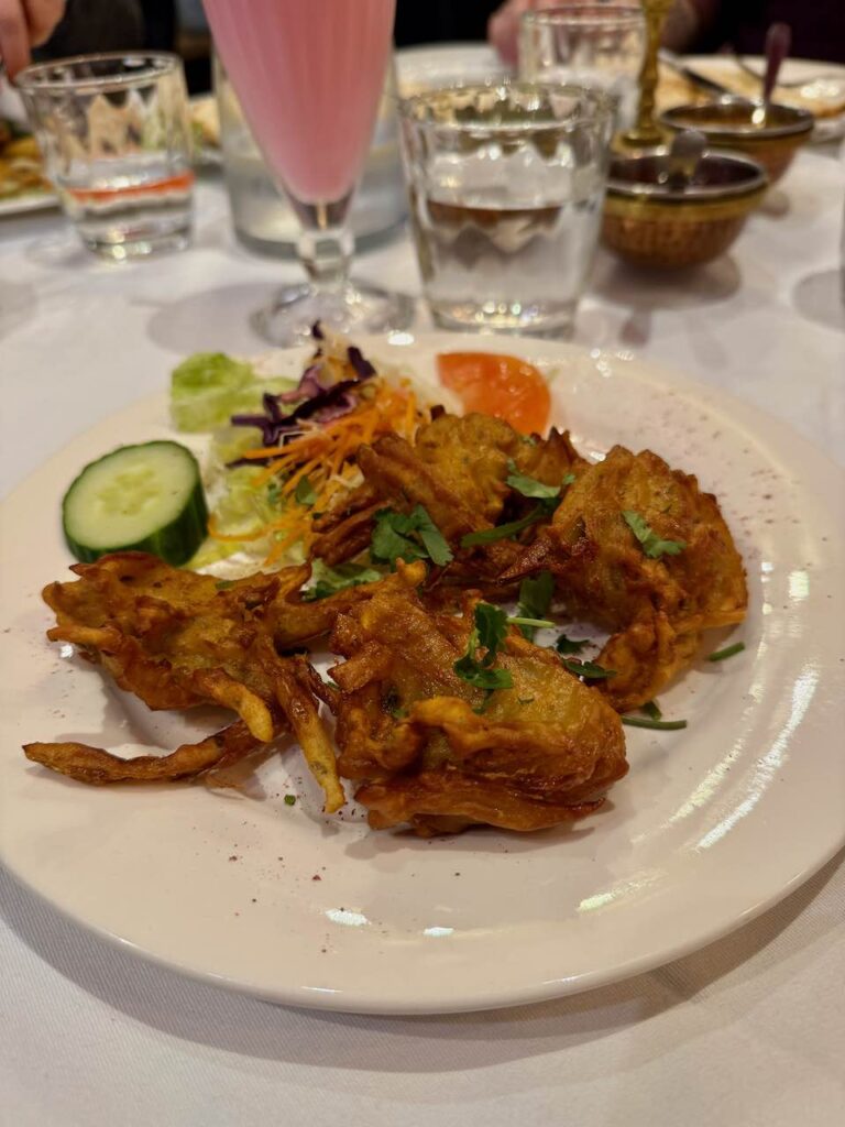 Beignets d'oignons dans une assiette blanche