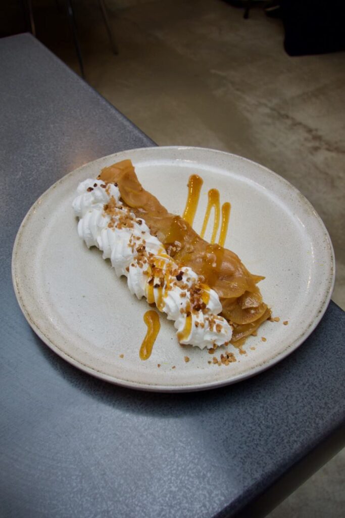 Pressé de pommes et chantilly dans une assiette en grès blanche