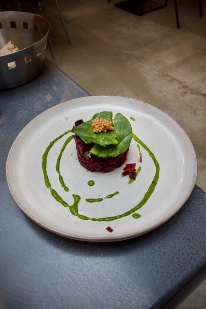 Tartare de betterave dans une assiette blanche ronde