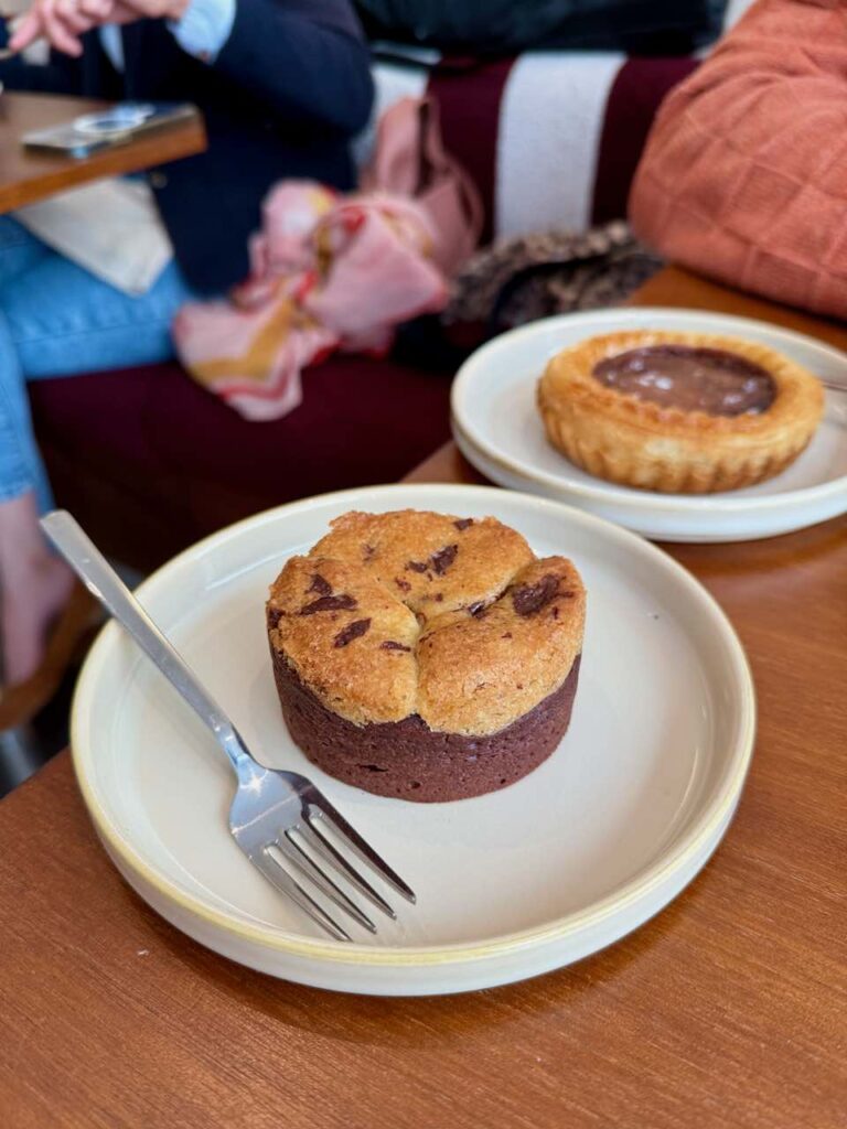 Brookie et petite fourchette dans une assiette blanche en grès, tarte du tourier au second blanc