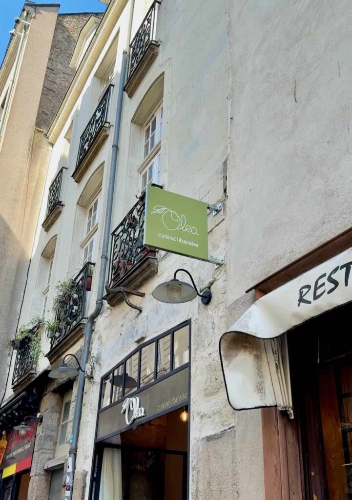 Enseigne carrée et verte du restaurant Oléa