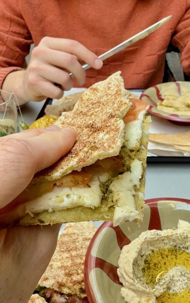 Gros plan sur une part de kaaké halloumi et tomate