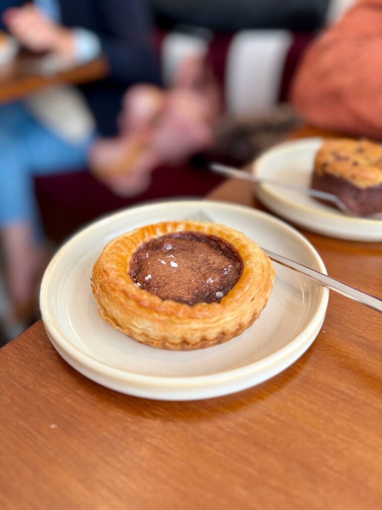 Tarte à la noisette dans une assiette blanche en grès