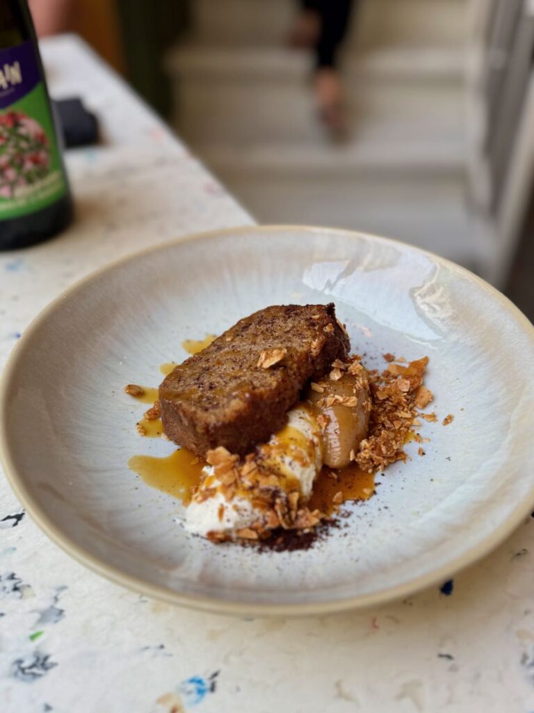Banana bread, chantilly et caramel dans une assiette en grès vernis