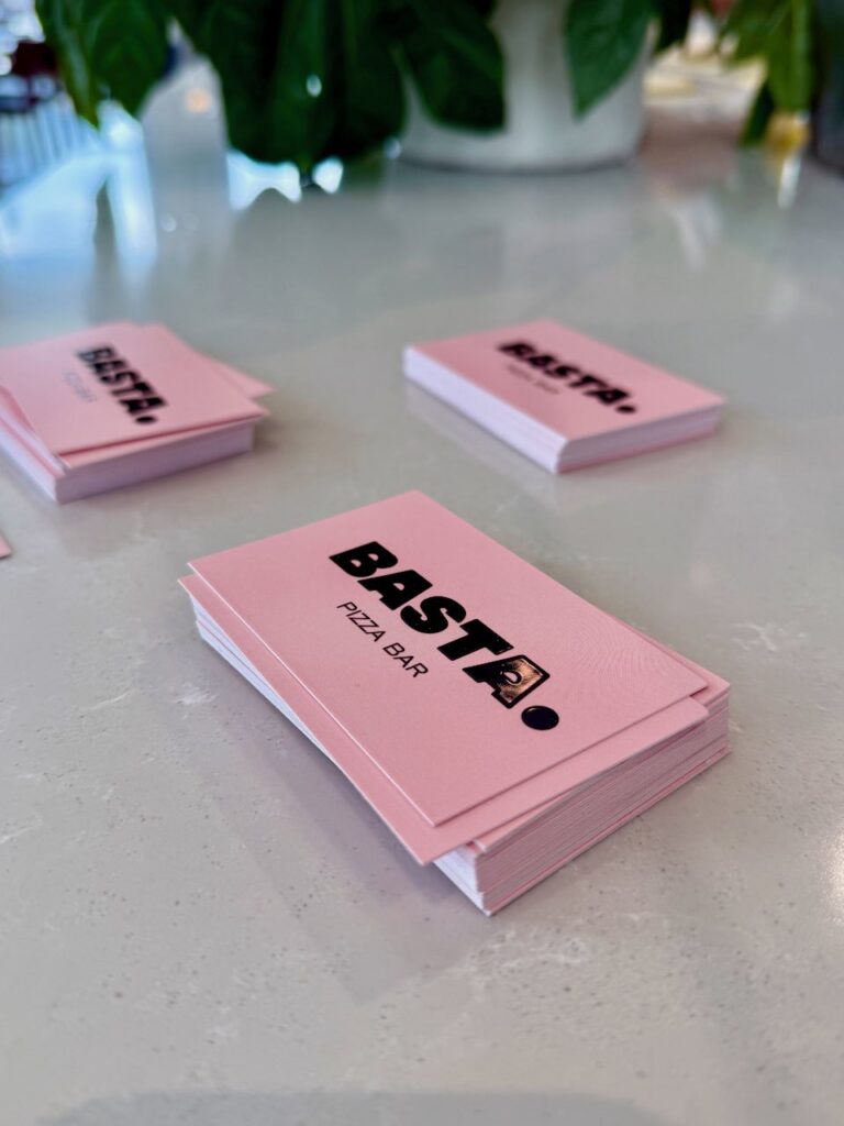Cartes de visite roses et noires du restaurant