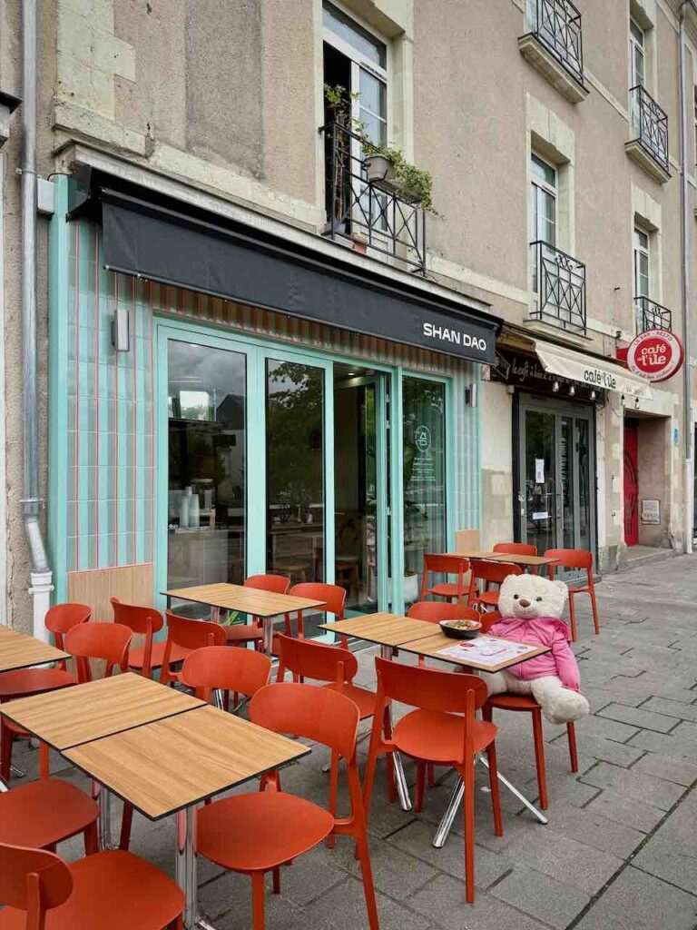 Devanture du café Shan Dao avec terrasse