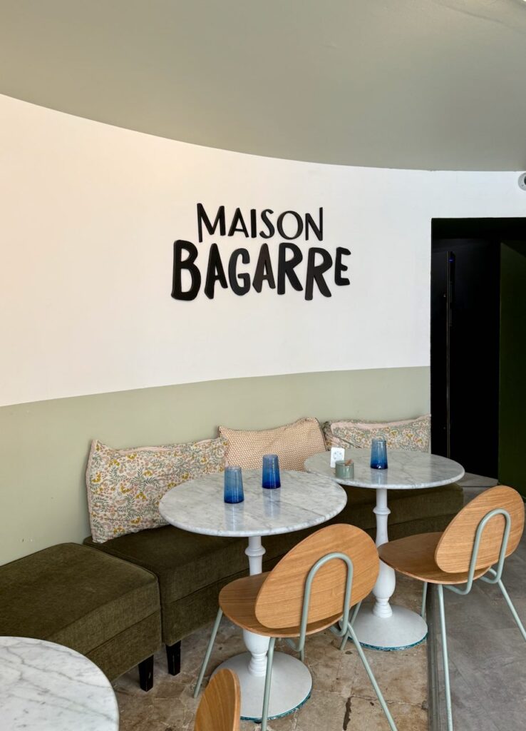 Logo du restaurant à l'intérieur et tables et chaises