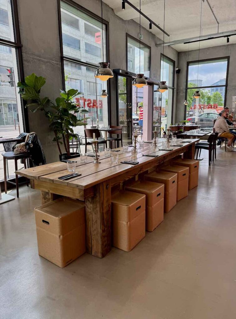 Vaste table en bois convivial avec des tabourets en carton