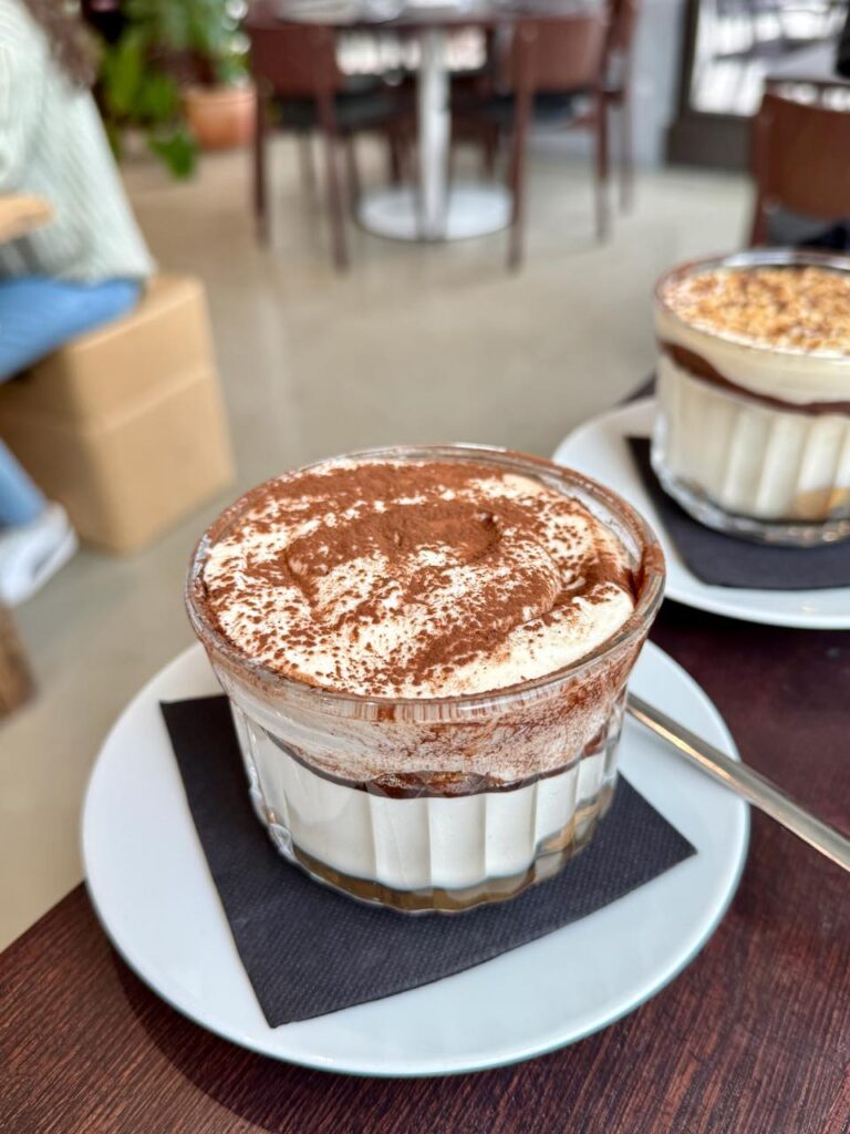 Un tiramisu saupoudré de cacaco dans un verre transparent