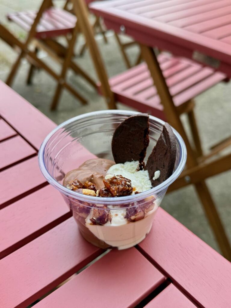 Dessert chocolat et mascarpone dans un récipient en plastique