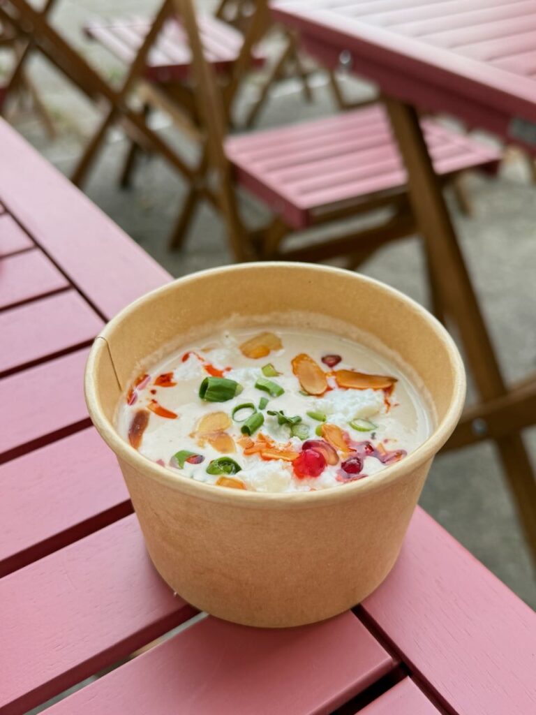Ajo blanco dans un récipient en carton