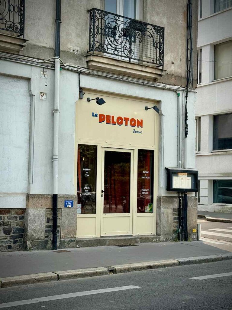 Devanture beige du restaurant le peloton