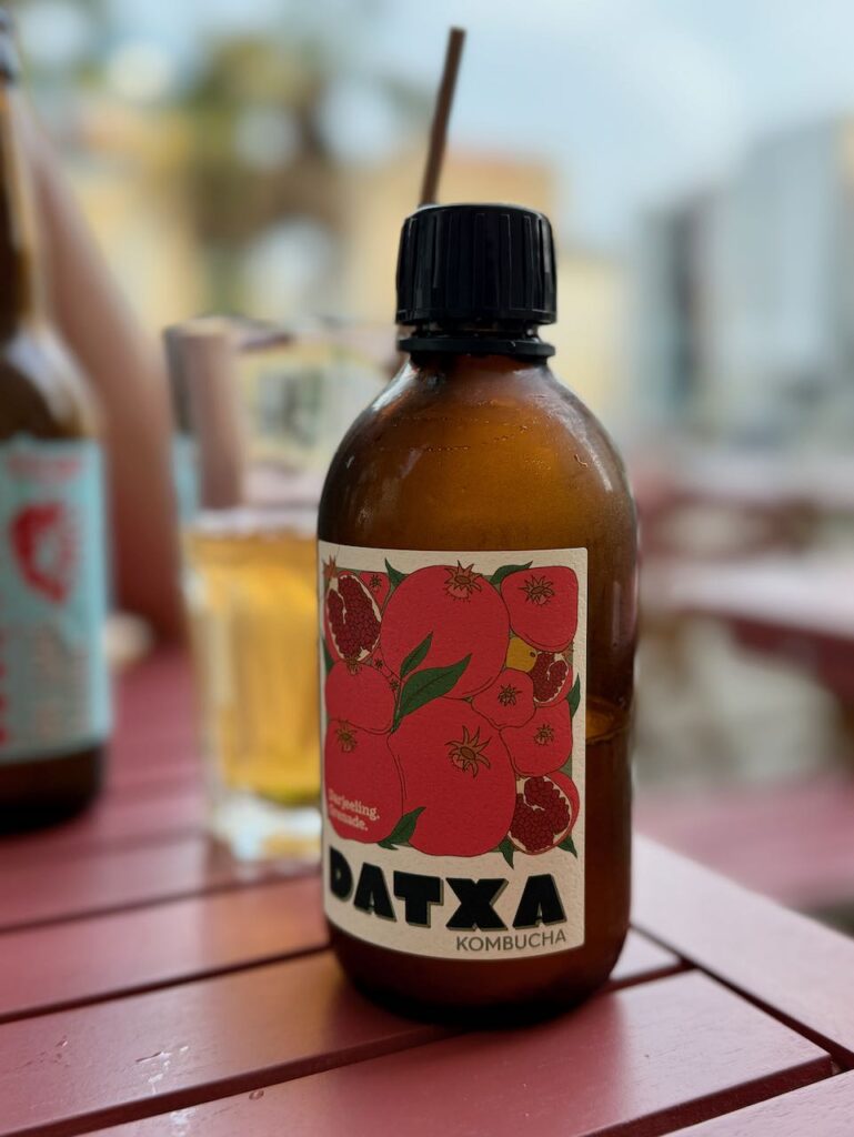 Kombucha Datxa sur une table en bois