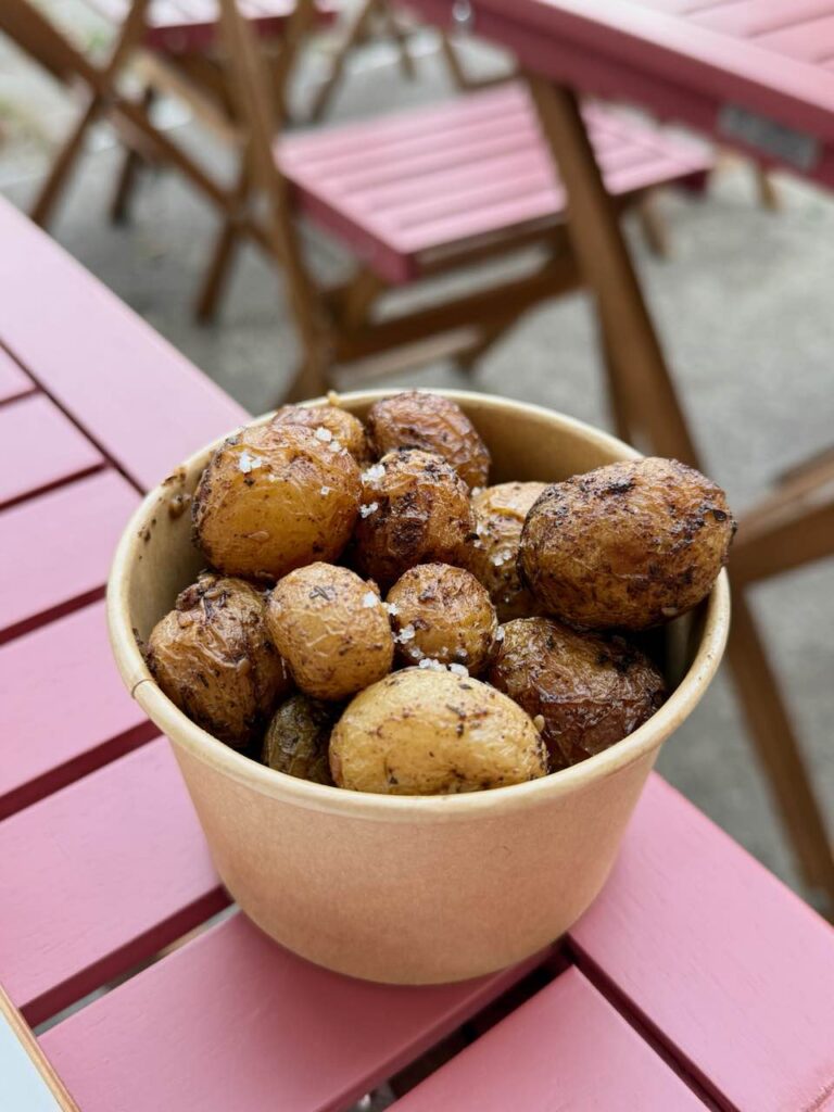 Potatoes au gros sel dans un récipient en carton
