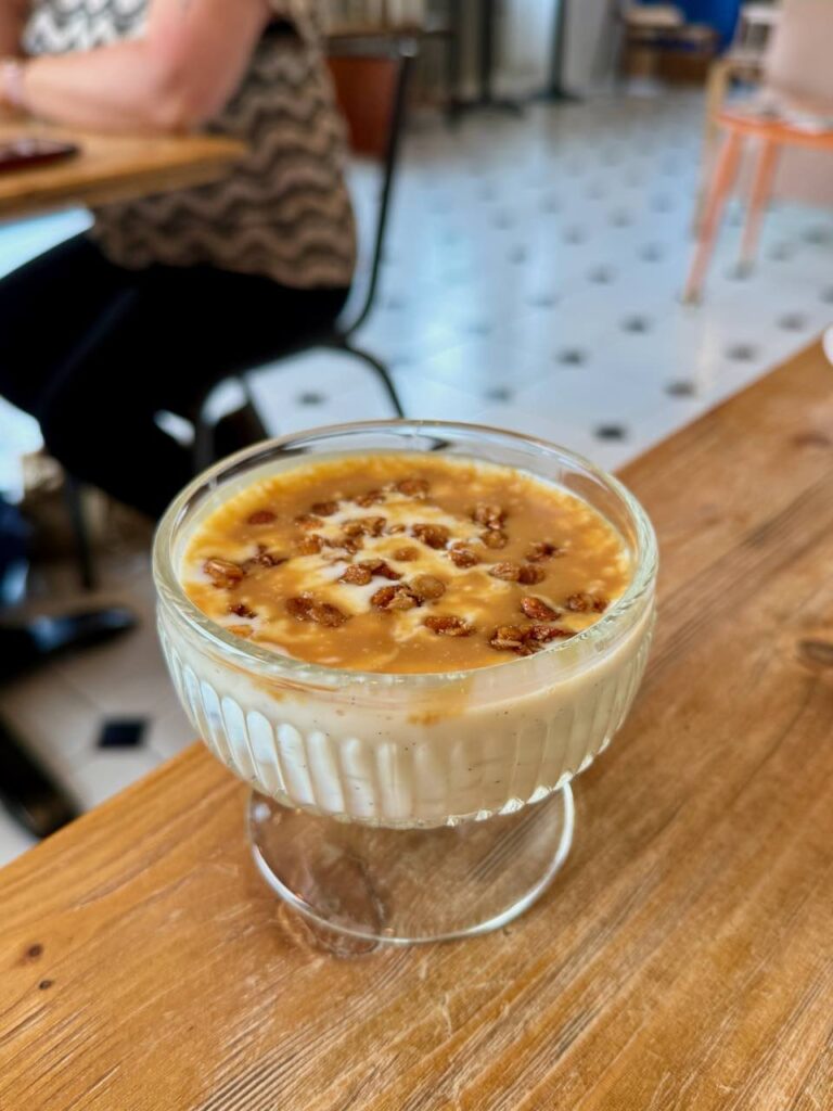 Riz au lait dans une coupe en verre