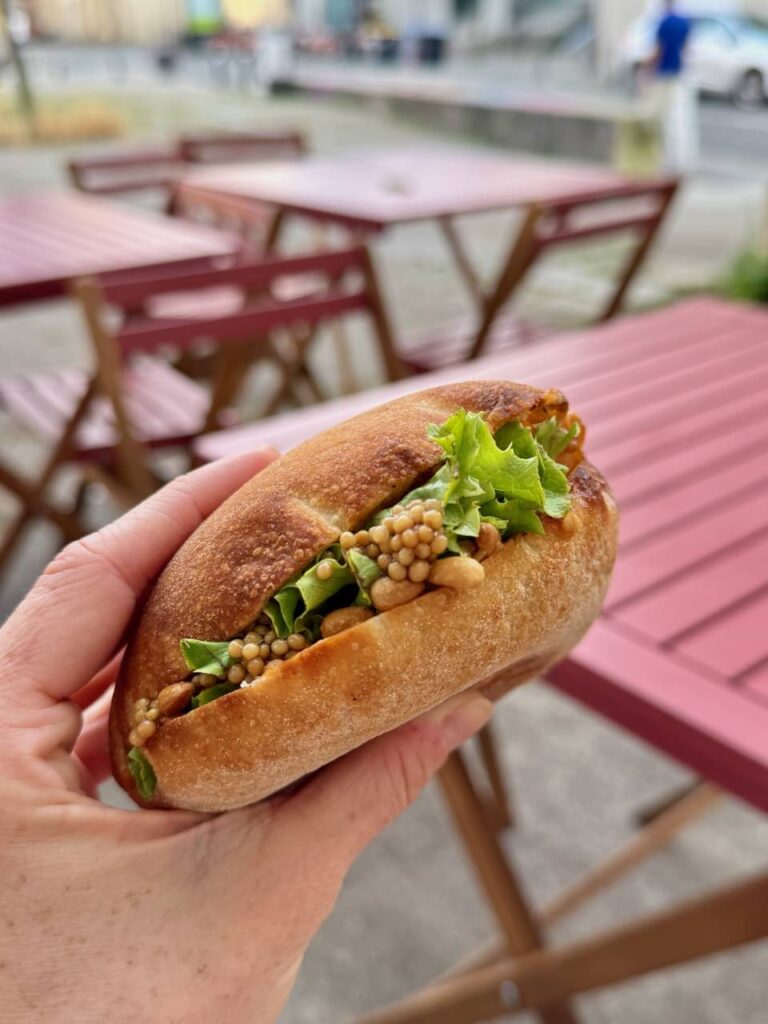 Sandwich végétarien au pain rond