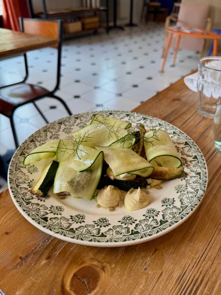 Tagliatelles de courgettes dans une assiette vintage blanche à ornements bleus