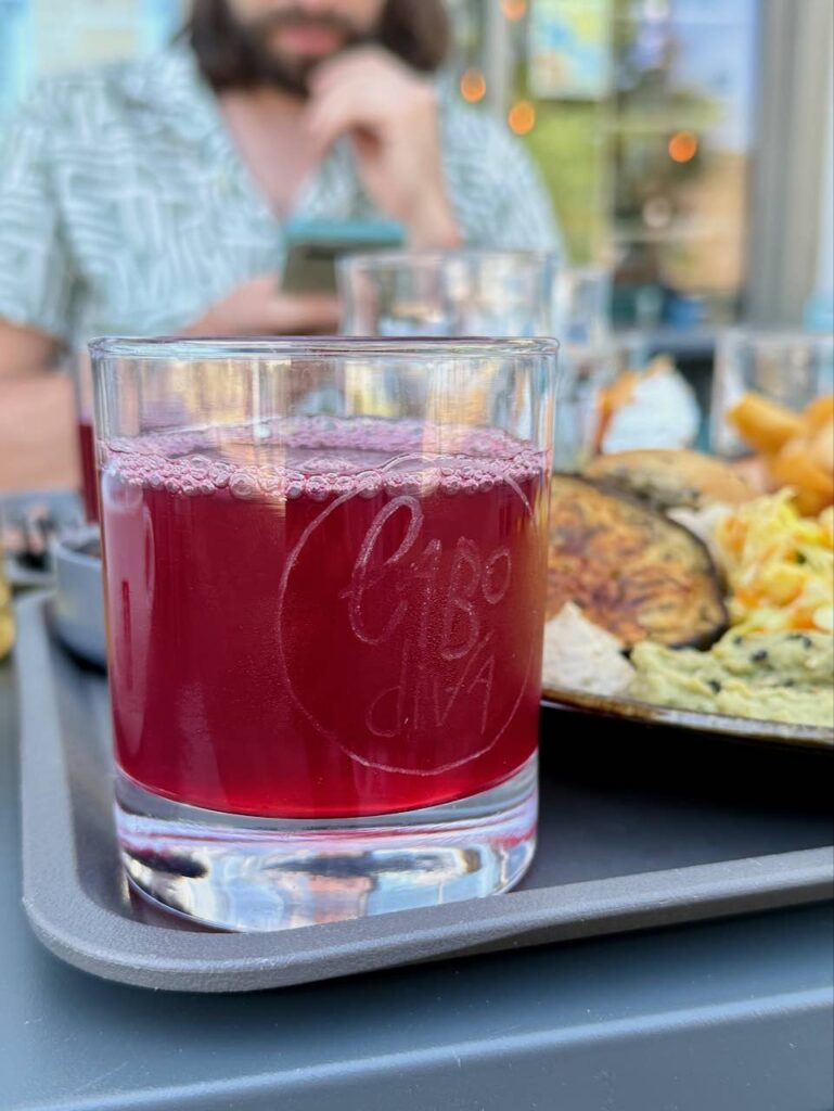 Jus de bissap dans un verre labo diva