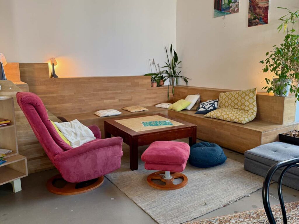 Banquette en bois, coussins et fauteuils en velours