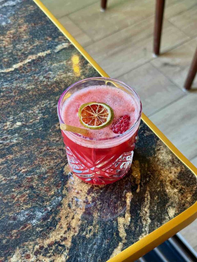 Mocktail à la framboise dans un verre large