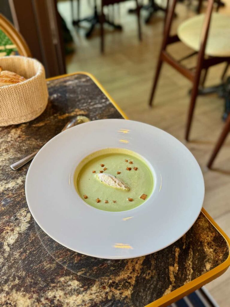 Soupe froide dans une large assiette creuse blanche
