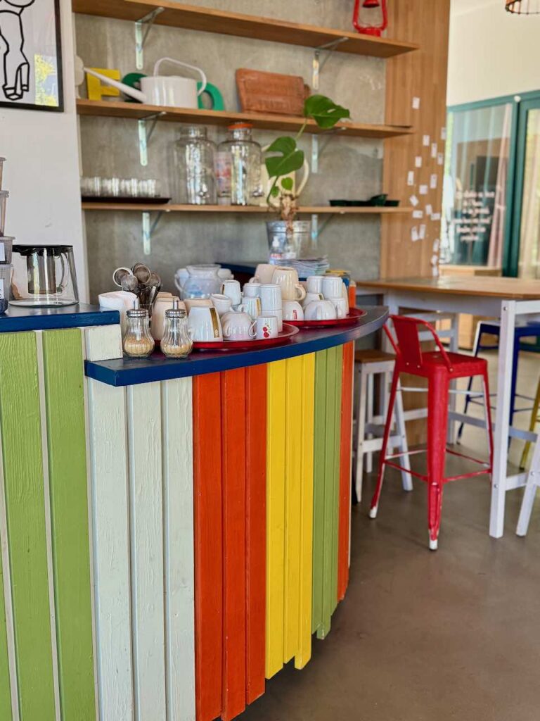 Tasses à café et thé et sucrières sur un bar multicolore