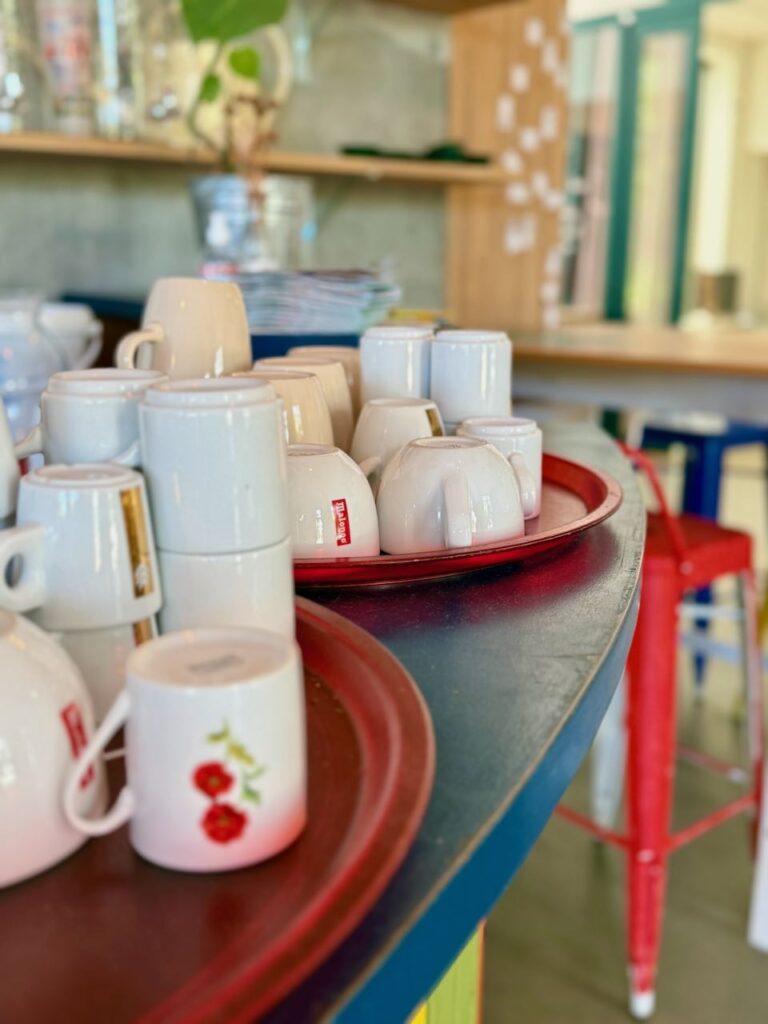 Tasses à café et thé sur des plateaux rouges