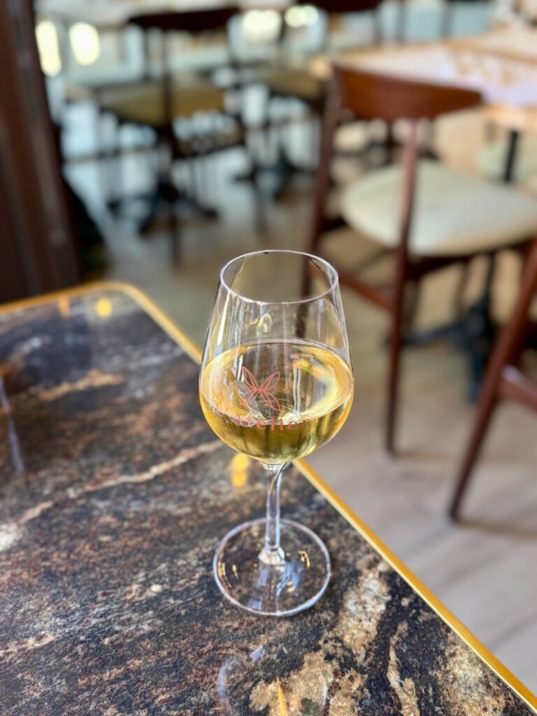 Verre de vin blanc sur une table bistro