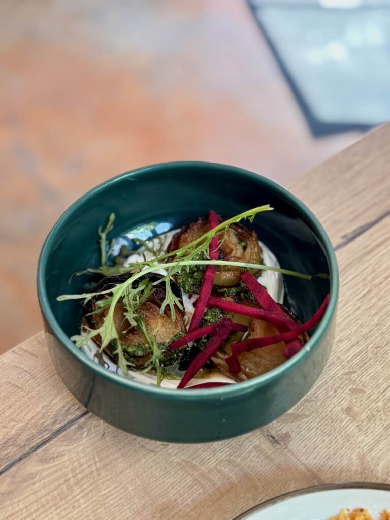 Oignons et pickles dans un bol vert