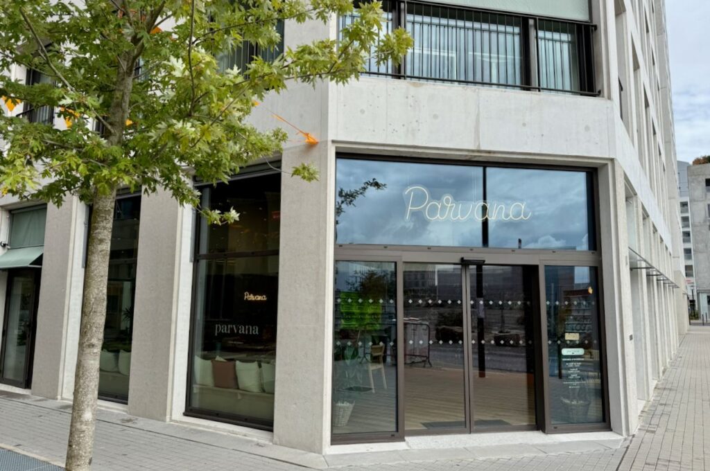 Devanture du restaurant Parvana en béton