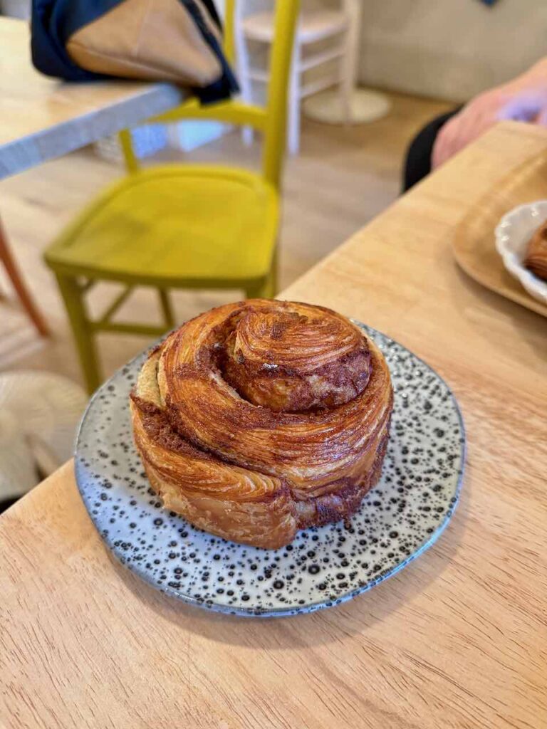 Cinnamon roll dans une assiette en grès mouchetée