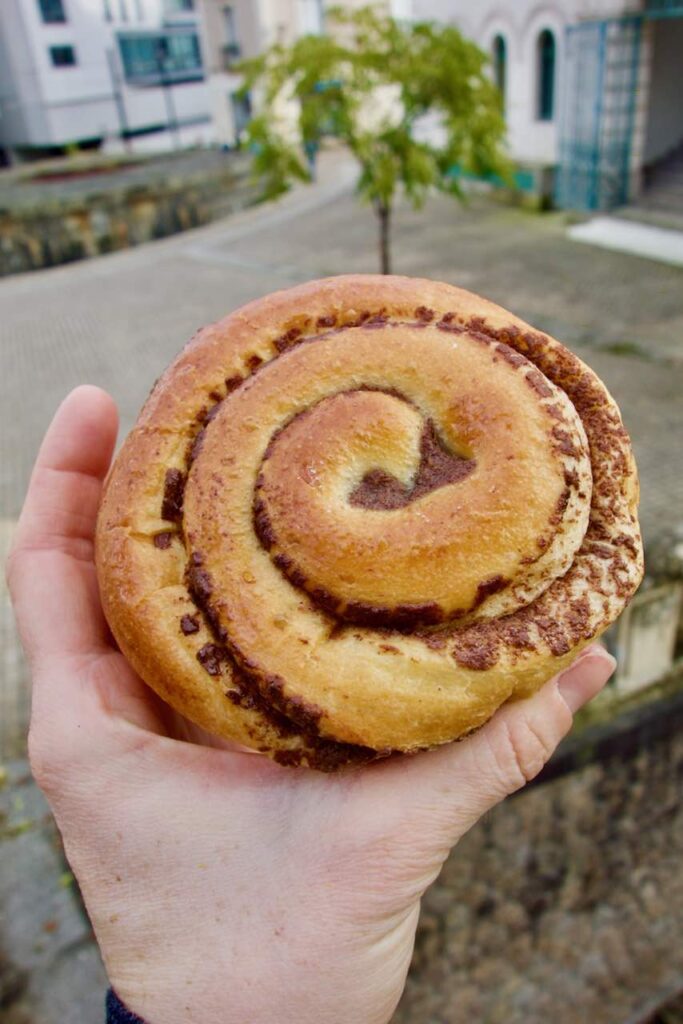 Gros plan sur un roulé à la cannelle