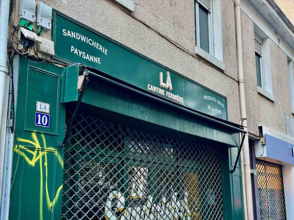 Devanture vert intense de LÀ Cantine Fermière