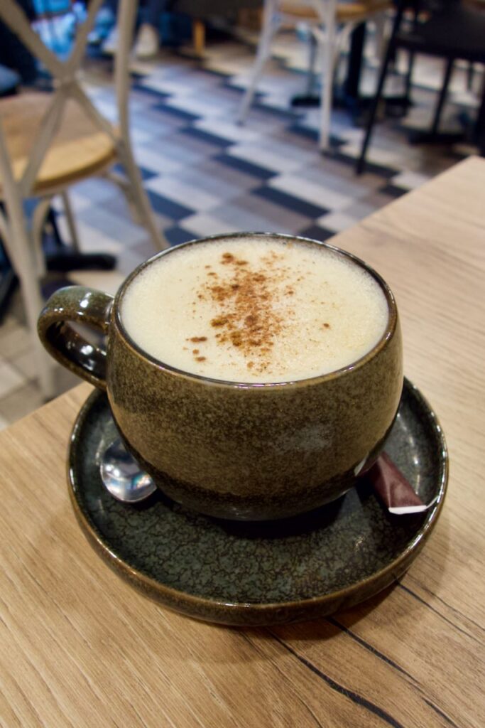 Pumpkin spice latte dans une tasse en grès gris foncé