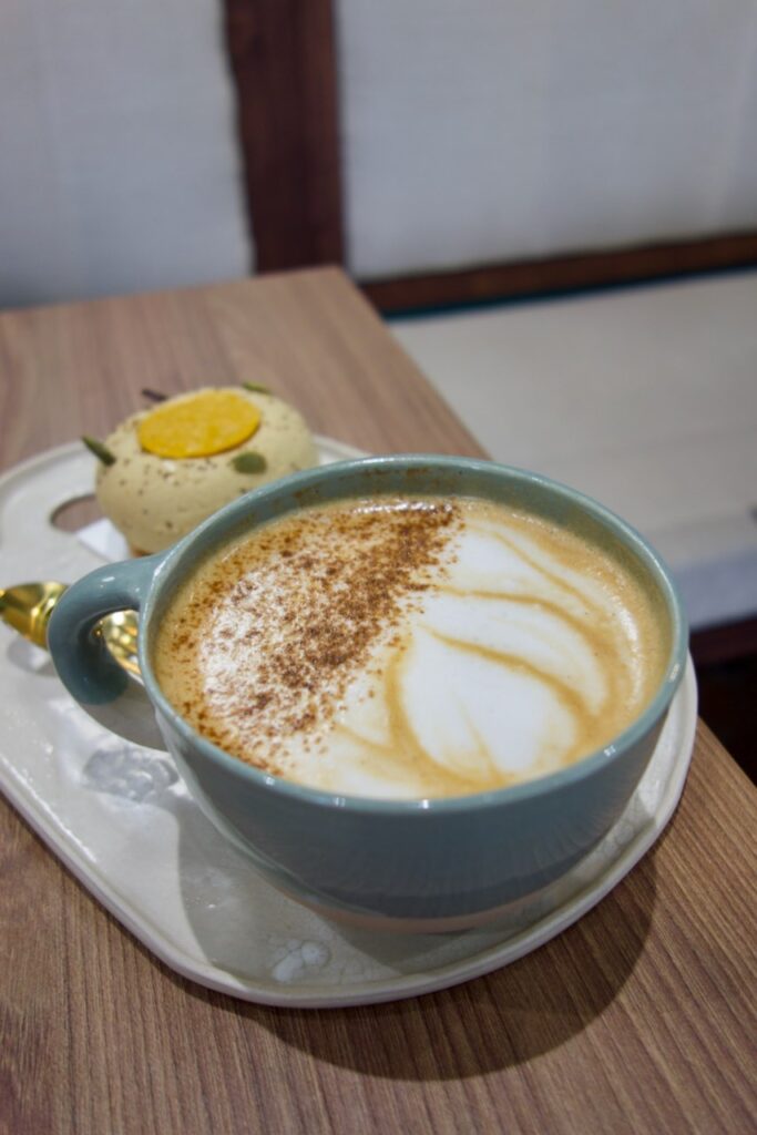 Pumpkin spice latte dans une tasse bleue, surmonté d'épices