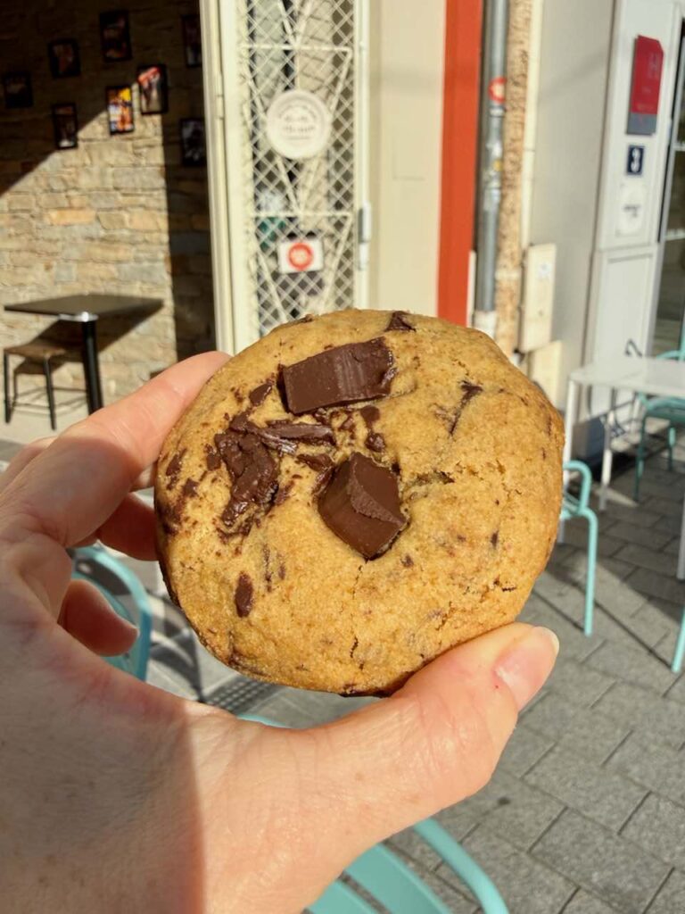 Cookie chocolat tenu à la main en extérieur