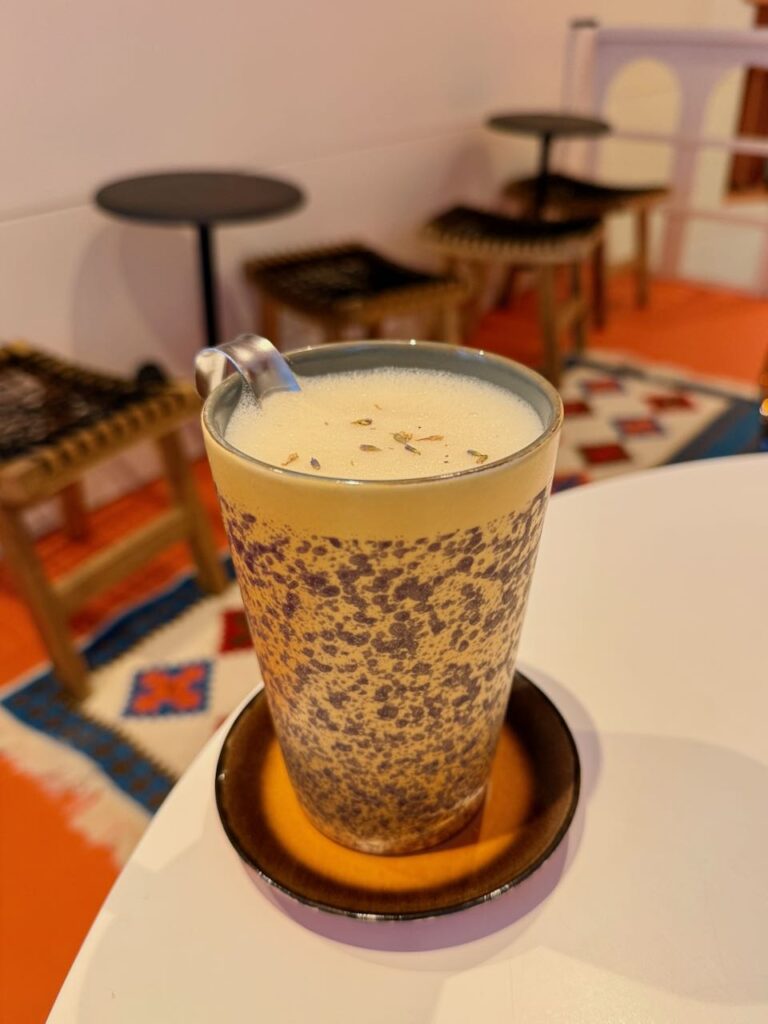 Londong Fog surmonté de lavande dans une grande tasse en grès avec un infuseur