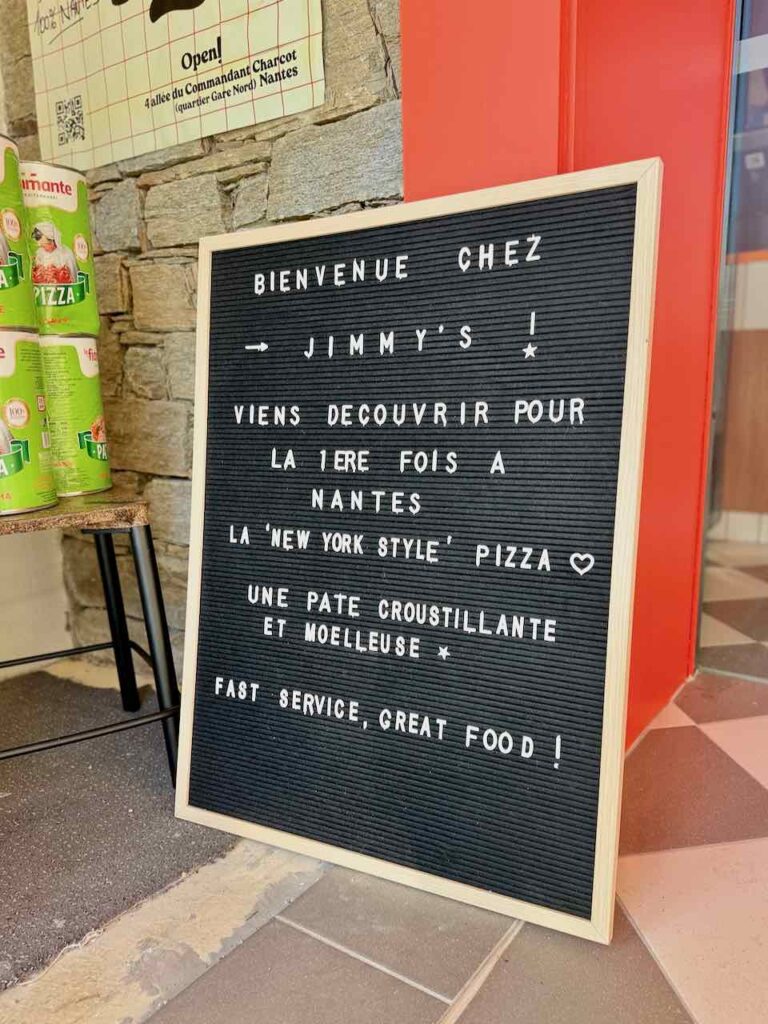 Pancarte sur laquelle il est inscrit "Bienvenu chez Jimmy's"