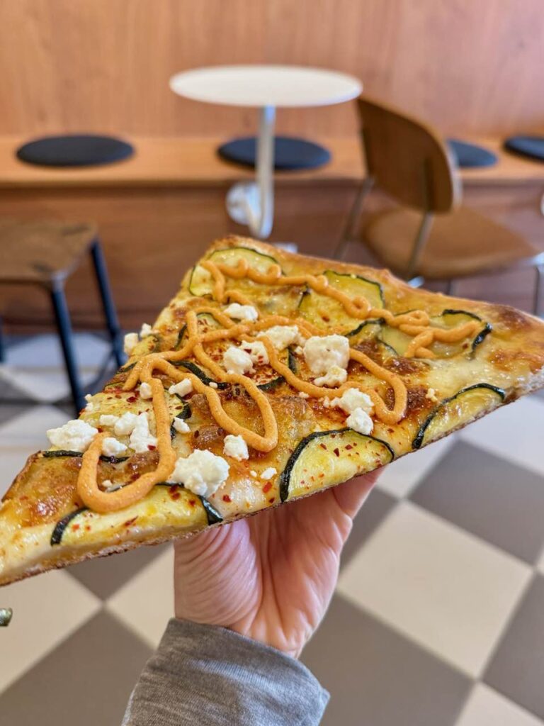 Part de pizza courgettes et fêta