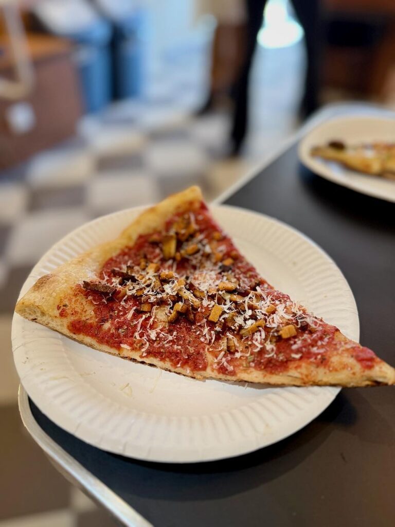Part de pizza tomate, feta vegan et lardons La Vie