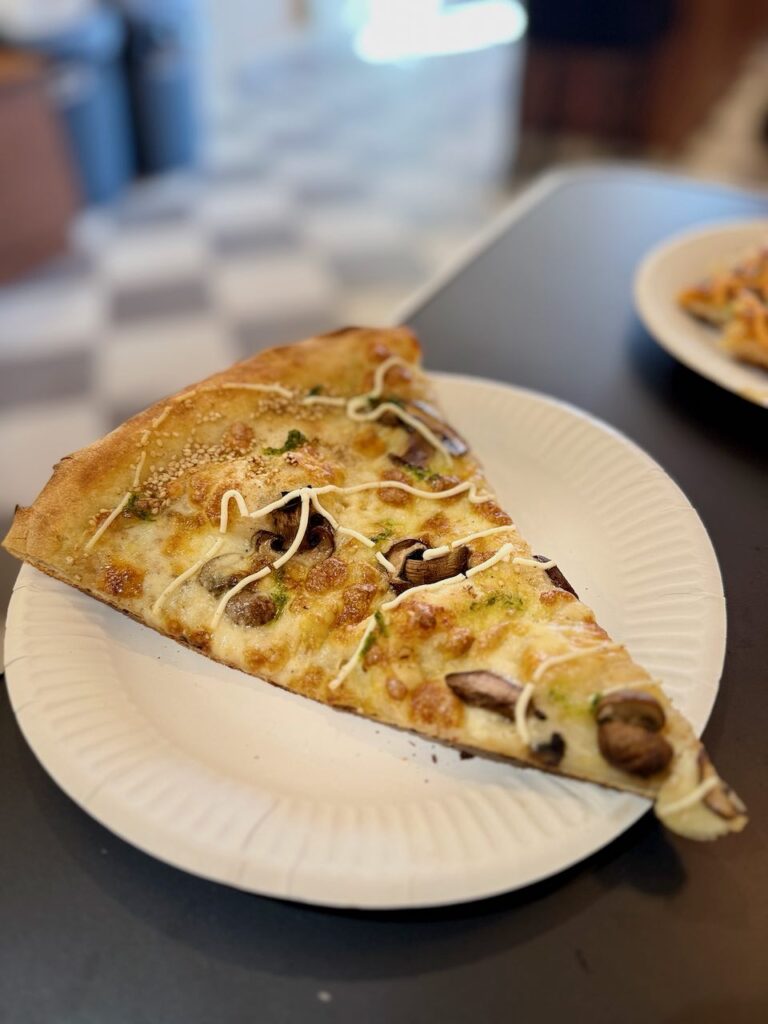 Part de pizza champignons et mozza