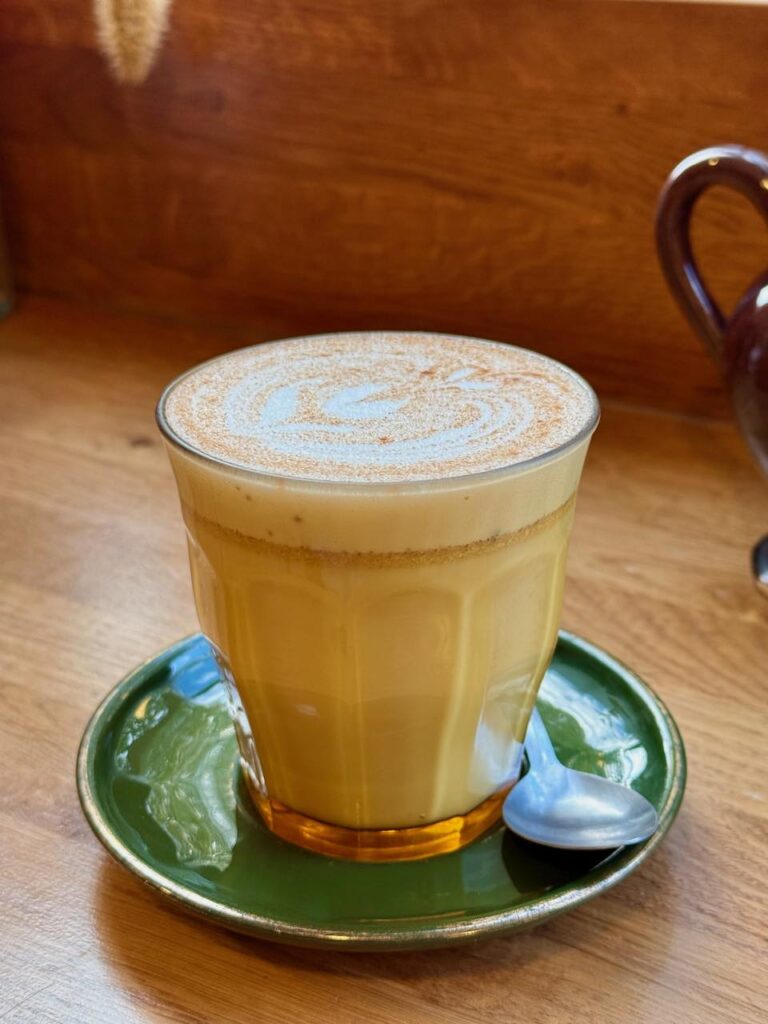 Pumpkin spice latte dans un verre duralex sur une coupe en verre