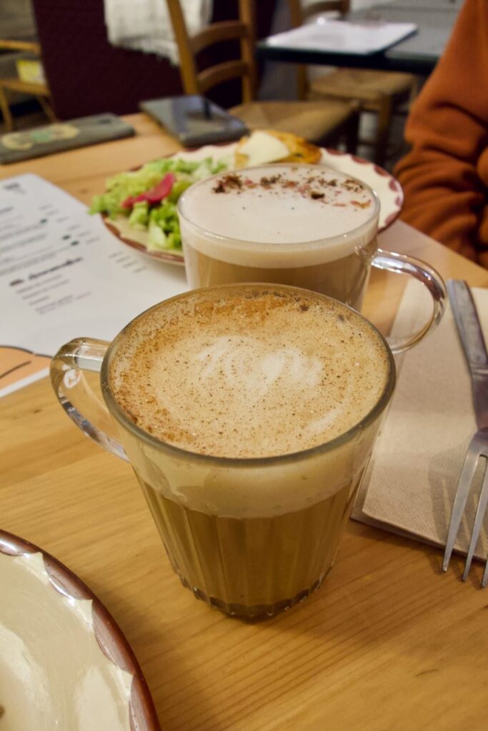 Pumpkin spice latte avec une belle mousse dans une tasse en verre